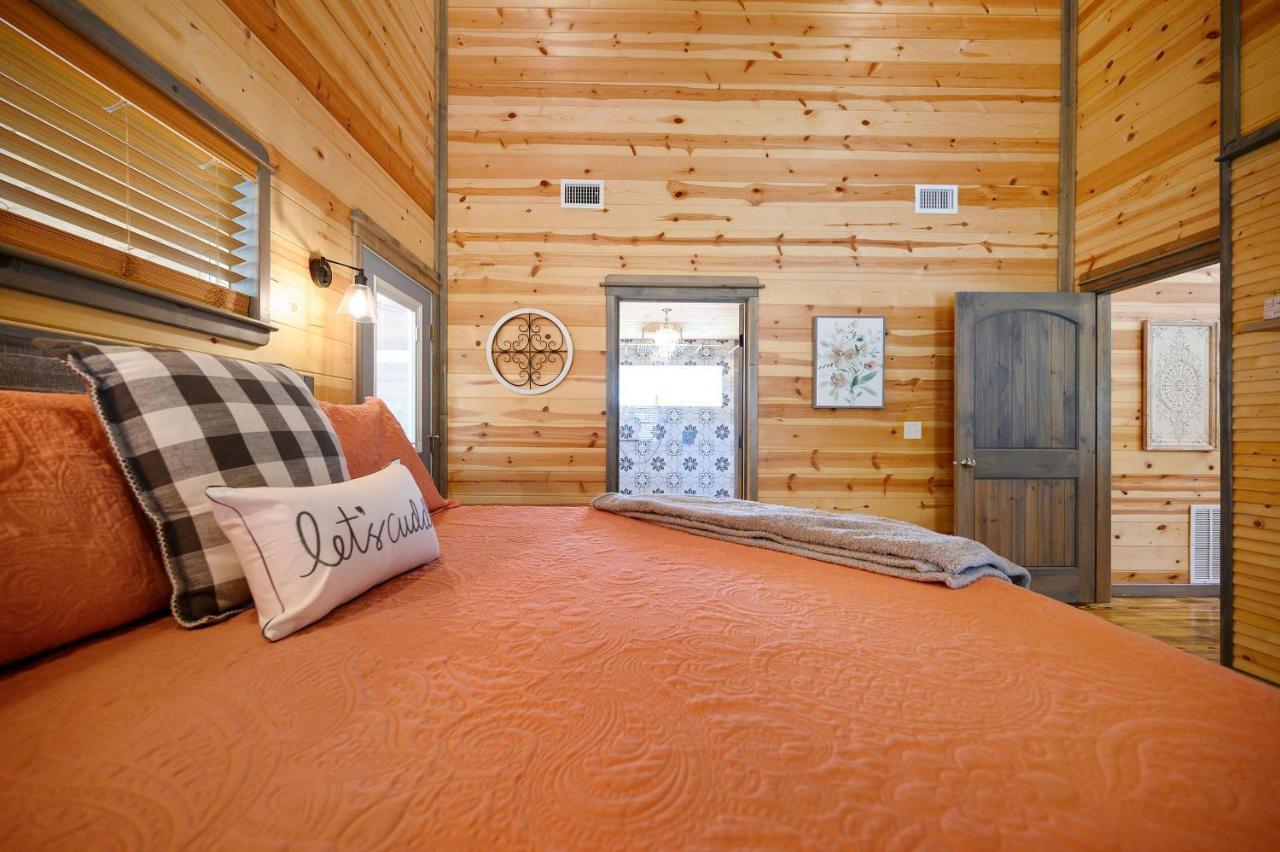 Convenient Romantic Hot Tub Bbq 3-Night Special! Broken Bow Exteriér fotografie