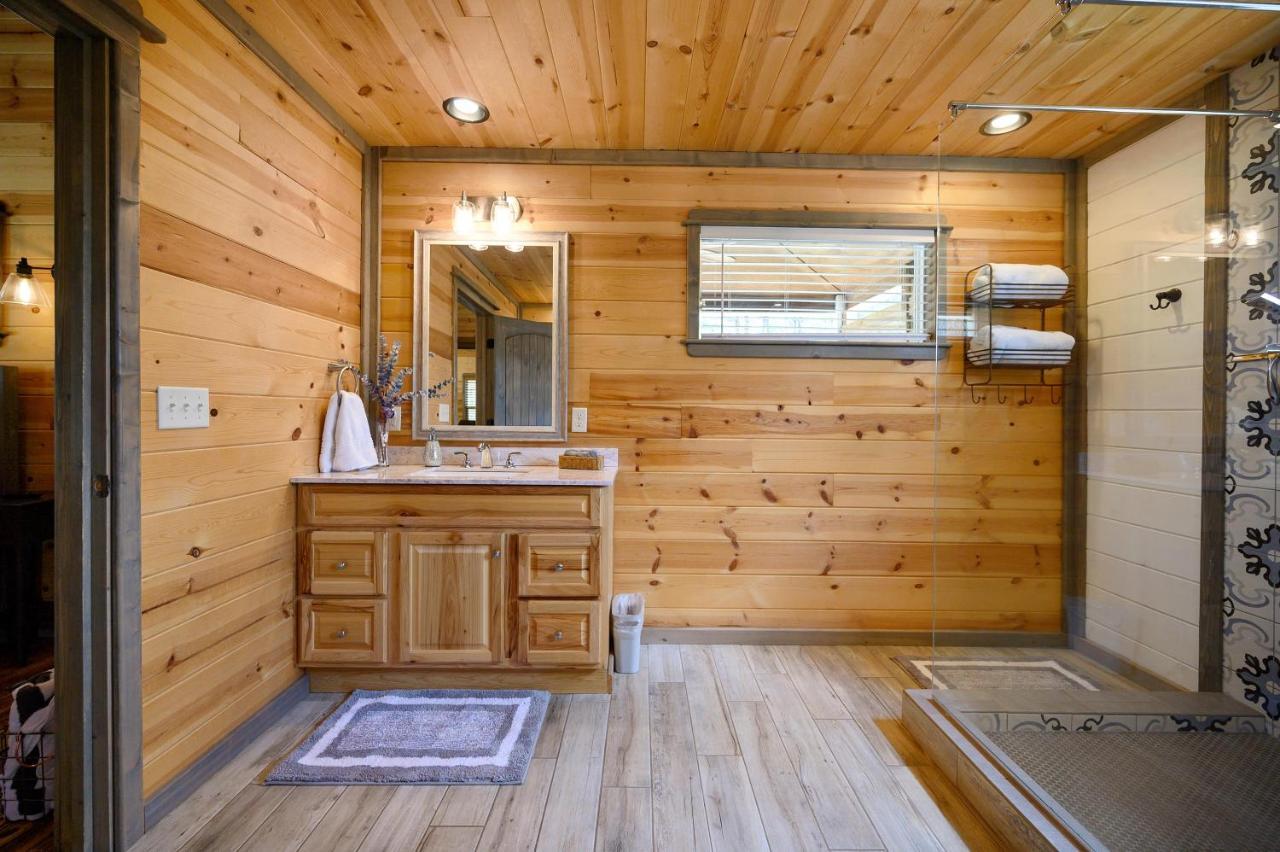 Convenient Romantic Hot Tub Bbq 3-Night Special! Broken Bow Exteriér fotografie